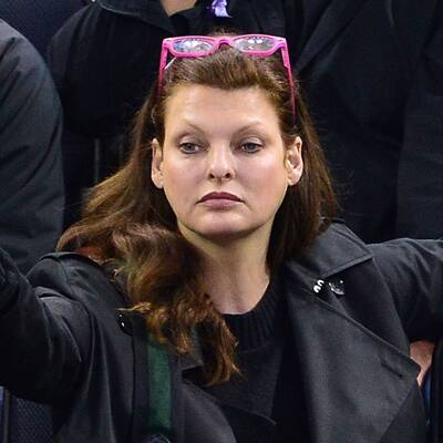 Linda Evangelista beim Eishockey