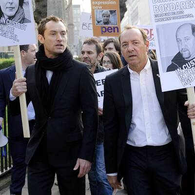 Jude Law & Kevin Spacey bei Straßen-Demo