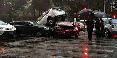 Tesla-Model-3-Fahrerin überlebt Horror-Crash