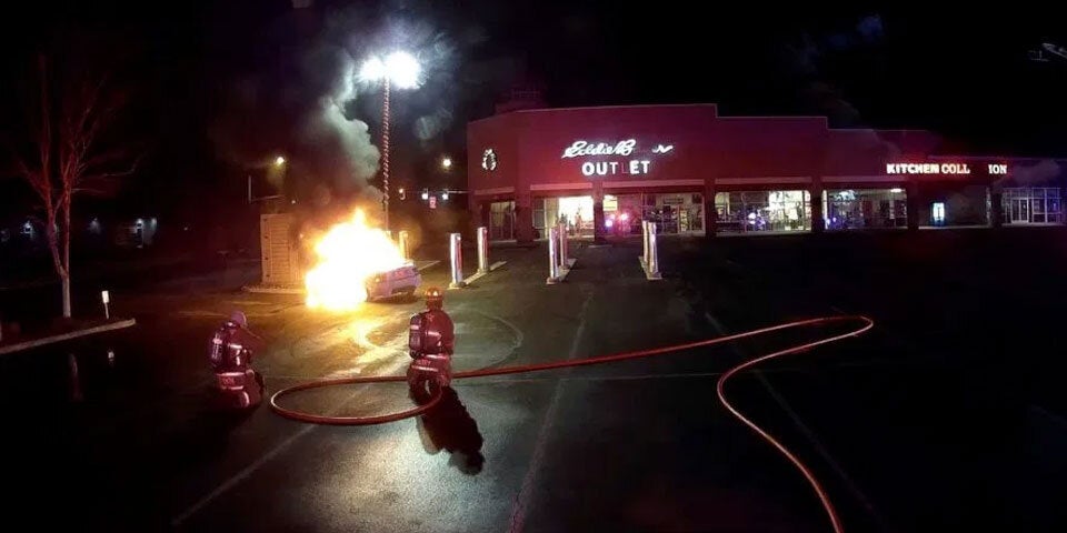 Betrunkener fackelt Tesla-Ladestation ab