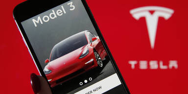 Tesla rutscht wieder tief in rote Zahlen