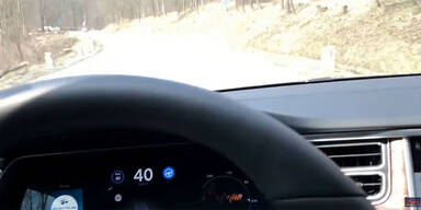 Tesla fährt autonom über Höhenstraße