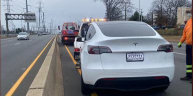 Auf Autobahn: Plötzlich fällt Tesla-Lenkrad ab