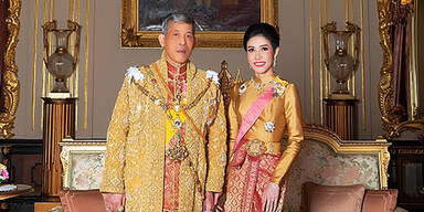 Thai-König stellt seine Geliebte vor