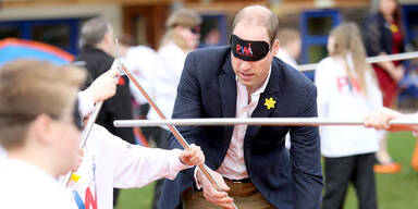 Prinz William baut blind ein Zelt auf