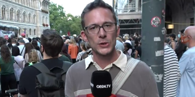 oe24.TV-Reporter Thomas Herzog auf Demo