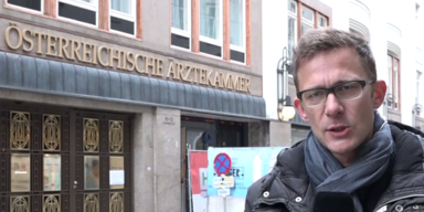 oe24.TV Reporter Thomas Herzog vor Ärztekammer