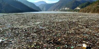 Dieser Horror-Fluss am Balkan ist komplett mit Müll übersäht