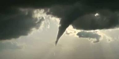 Spektakuläre Aufnahmen von Tornado
