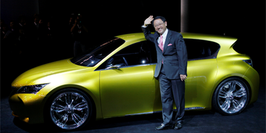 Bei der Premiere eines kompakten Lexus mit Hybridantrieb im Vorjahr konnte der Toyota-Chef noch gut lachen.Bild: AP