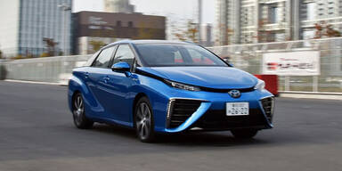 Wasserstoff-Auto von Toyota kommt an