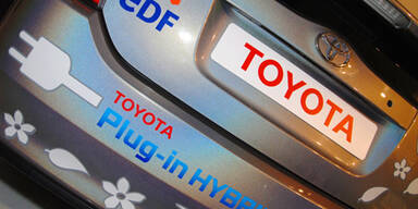 Toyota: Kabellose Akku-Aufladung für E-Autos