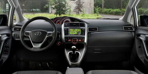 Toyota Auris Kombi und Verso Facelift