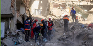 Erdbeben in Türkei: Retter durchsuchen Trümmer – 29 Tote