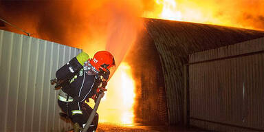 Großbrand in Traun - Halle in Flammen 