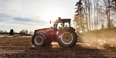 Bauer überrollt Lebensgefährtin mit Traktor - tot