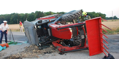 Traktor bohrt sich ins Auto: Mann verletzt