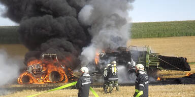 Heuballenpresse und Traktor fingen Feuer