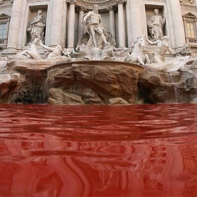 Rotes Wasser im Trevi-Brunnen