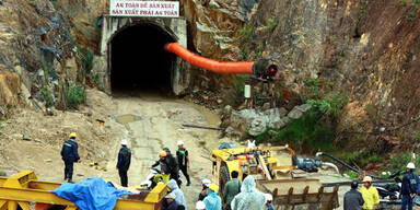 Tunnel-Einsturz begräbt 12 Arbeiter