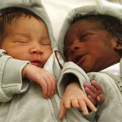Schwarzes und weißes Zwillingsbaby