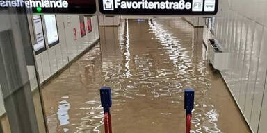 Starkregen: Wiener U-Bahnstation überflutet