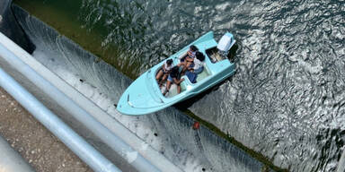 Dramatische Szenen: Boot mit vier Insassen hängt über Damm