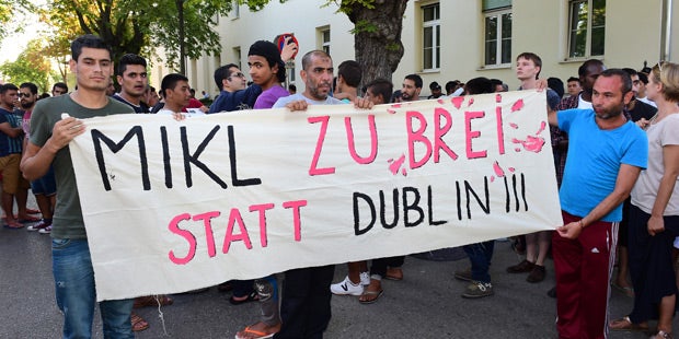 Asyl-Aufstand vor dem Lager in Traiskirchen