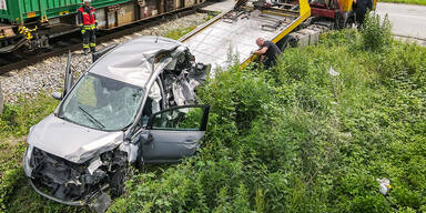 Güterzug crasht in Oberösterreich in Pkw