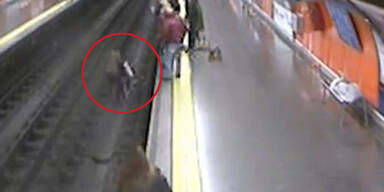 Ohnmächtige Frau stürzt auf U-Bahn-Gleise