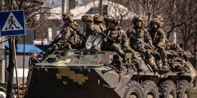 Ukraine Soldaten Radpanzer