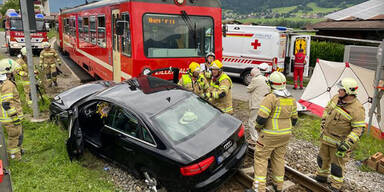 Auto crasht mit Zug: Zwei Verletzte