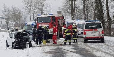 Crash auf Schneefahrbahn: 48-Jährige tot