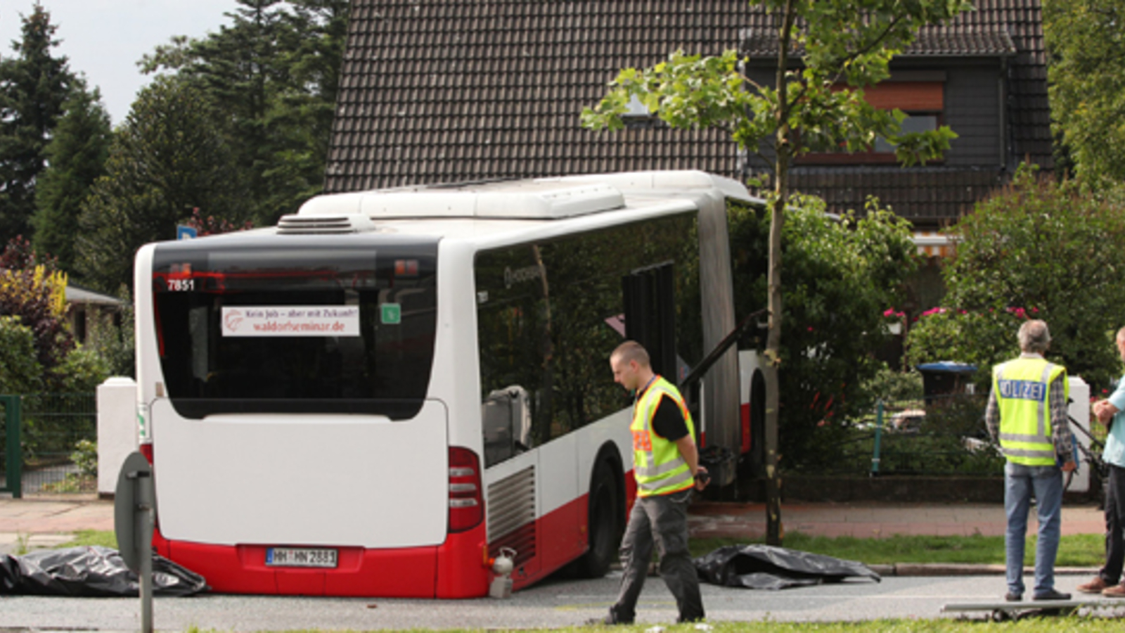 Horror Crash In Hamburg Feuerwehr Rammt Bus Tote Bilder Oe At