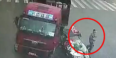 China: Tuktuk-Fahrer entkommt Horror-Crash