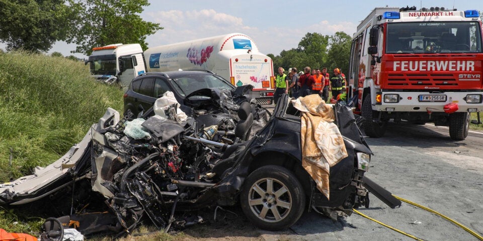 Horror-Crash in OÖ: 19-Jähriger kracht frontal gegen Lkw – tot