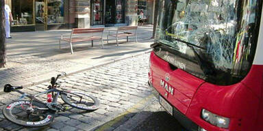 Radfahrer krachte gegen 13A-Bus