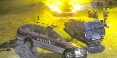 LKW-Lenker kracht in Polizeiauto