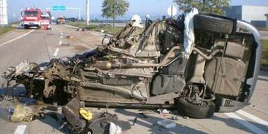 Auto bei Horror-Unfall zerfetzt