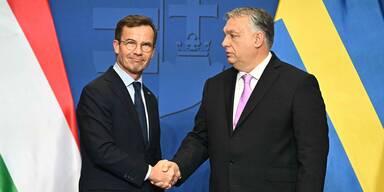 Schwedens Premierminister Ulf Kristersson und Ungarns Premier Viktor Orban