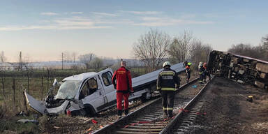 Klein-Lkw kracht gegen Zug: 5 Tote in Ungarn