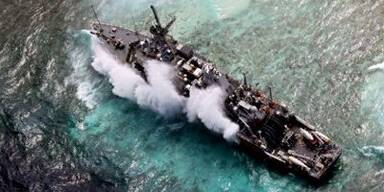 Auf Riff gelaufenes US Kriegsschiff wird zerlegt