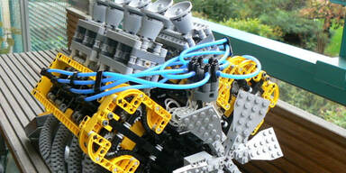 Video: Tüftler baut V8-Motor aus Lego