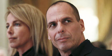Varoufakis von Vermummten attackiert