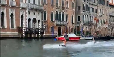 Jugendliche surfen über Canal Grande in Venedig