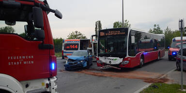 Linienbus crasht mit Pkw in Wien: 10 Verletzte