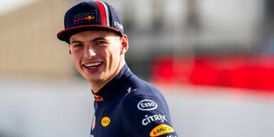 Red-Bull-Pilot Max Verstappen lacht in die Kamera