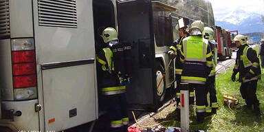 Vollbesetzter Reisebus gerät auf A2 in Brand 