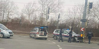 Polizeiauto crasht gegen Mercedes