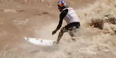 Peruaner surft in Flutwellen